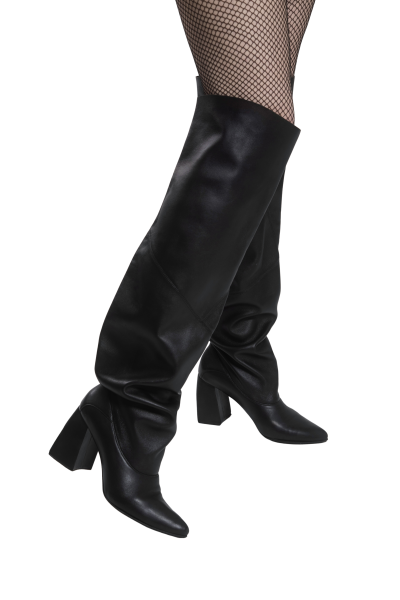 Melni zābaki virs ceļgala