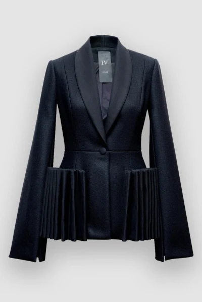 Vilnas žakete ar zīda volāniem