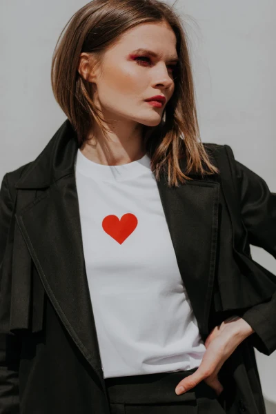 Balts T-krekls “Wild Heart” ar sarkanu apdruku