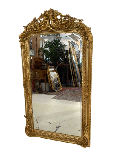 Viss antīkais. Spogulis ar zelta rāmi