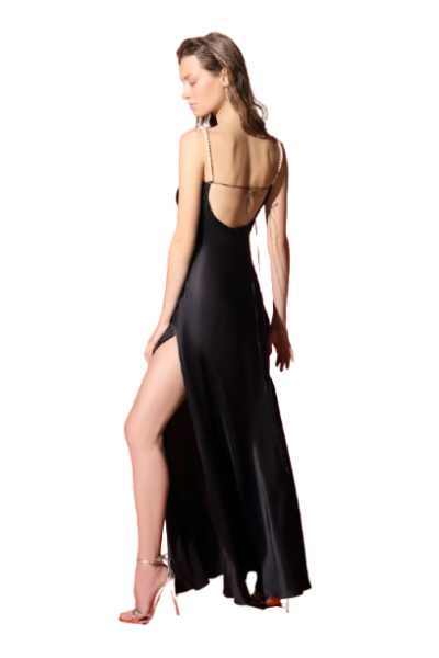 Zhanett gara vakarkleita ar atvērtu muguru, dabīgo pērļu lencītēm un dziļu šķēlumu