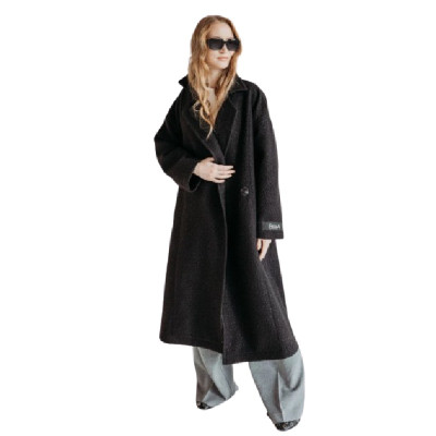 Melns mētelis ar pogu aizdari