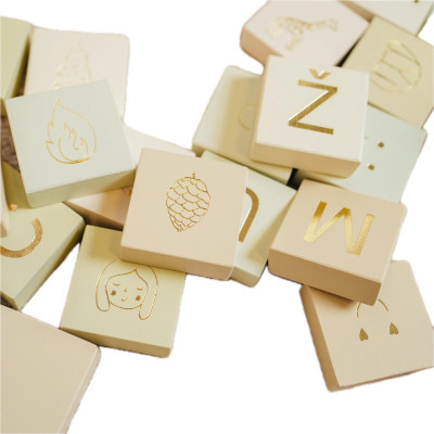 Koka klucīši ar burtiem un ilustrācijām