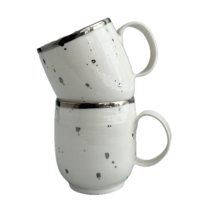 Lielā balti sudrabainā krūze