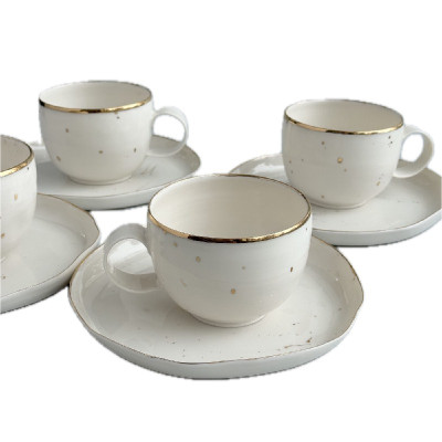 Balti zeltaina krūze ar apakštasi